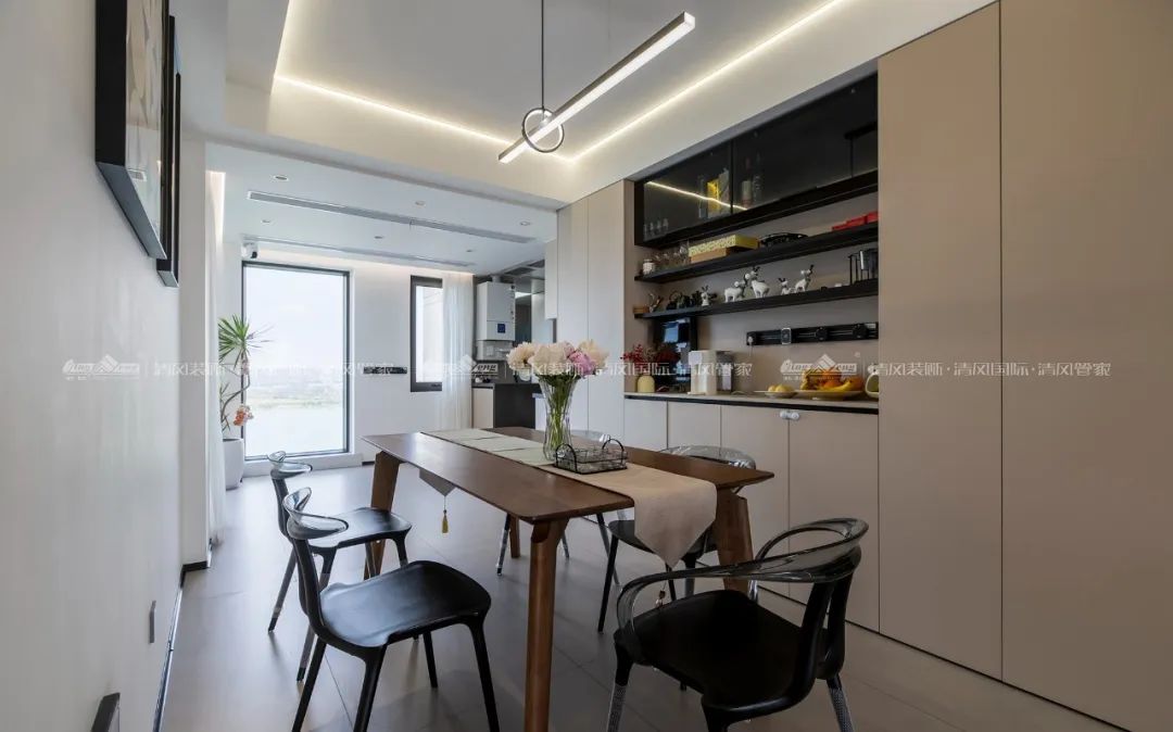 賞·析|140㎡現(xiàn)代簡(jiǎn)約，光影自由穿梭的家滿是松弛感！