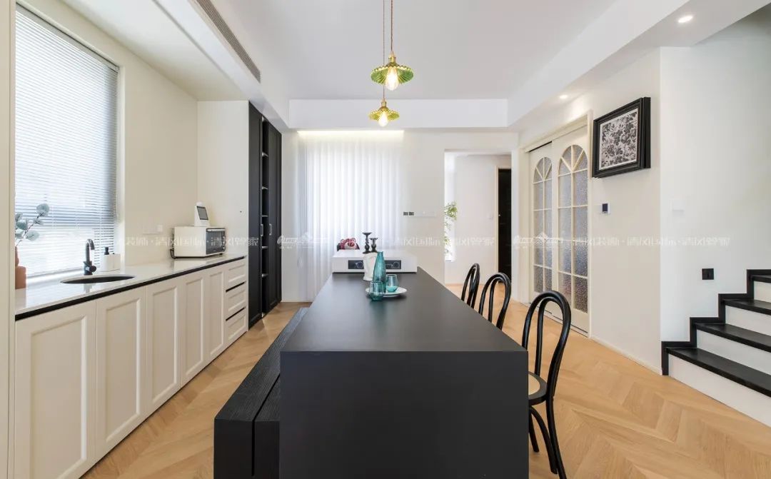 賞·析|300㎡輕法混搭風(fēng)，時(shí)尚溫馨感拉滿！