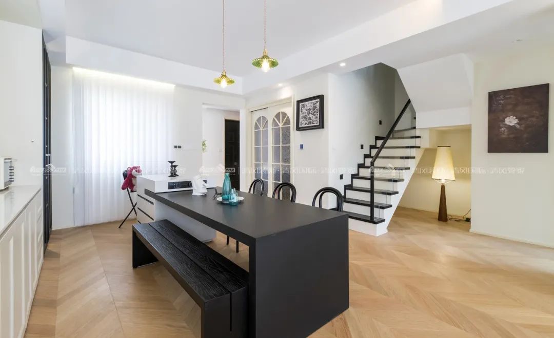 賞·析|300㎡輕法混搭風(fēng)，時(shí)尚溫馨感拉滿！