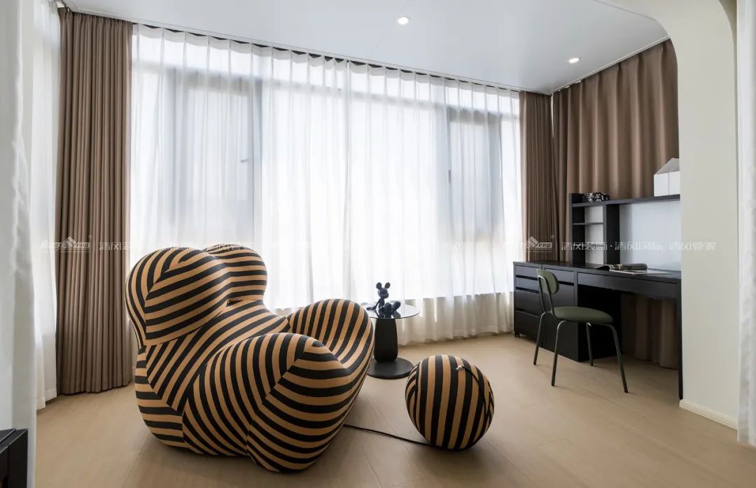 賞·析|300㎡輕法混搭風(fēng)，時(shí)尚溫馨感拉滿！