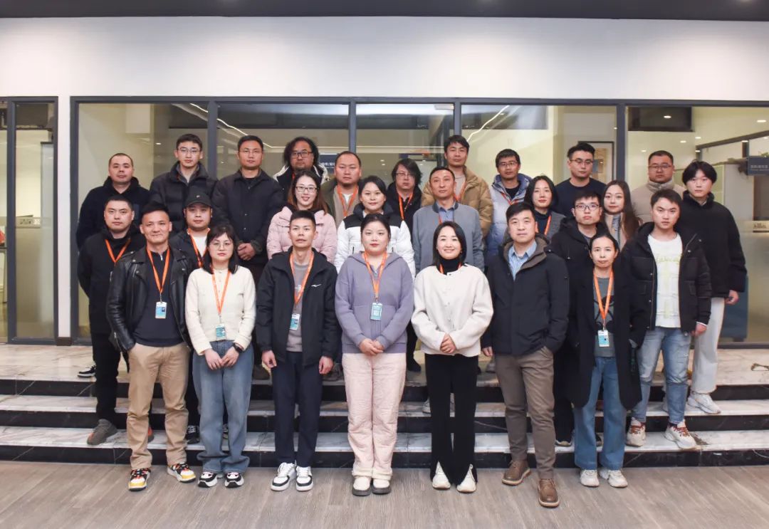 清風裝飾企業集團祝大家元旦快樂，2025鴻運當頭！