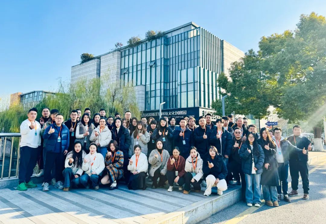 清風裝飾企業集團祝大家元旦快樂，2025鴻運當頭！