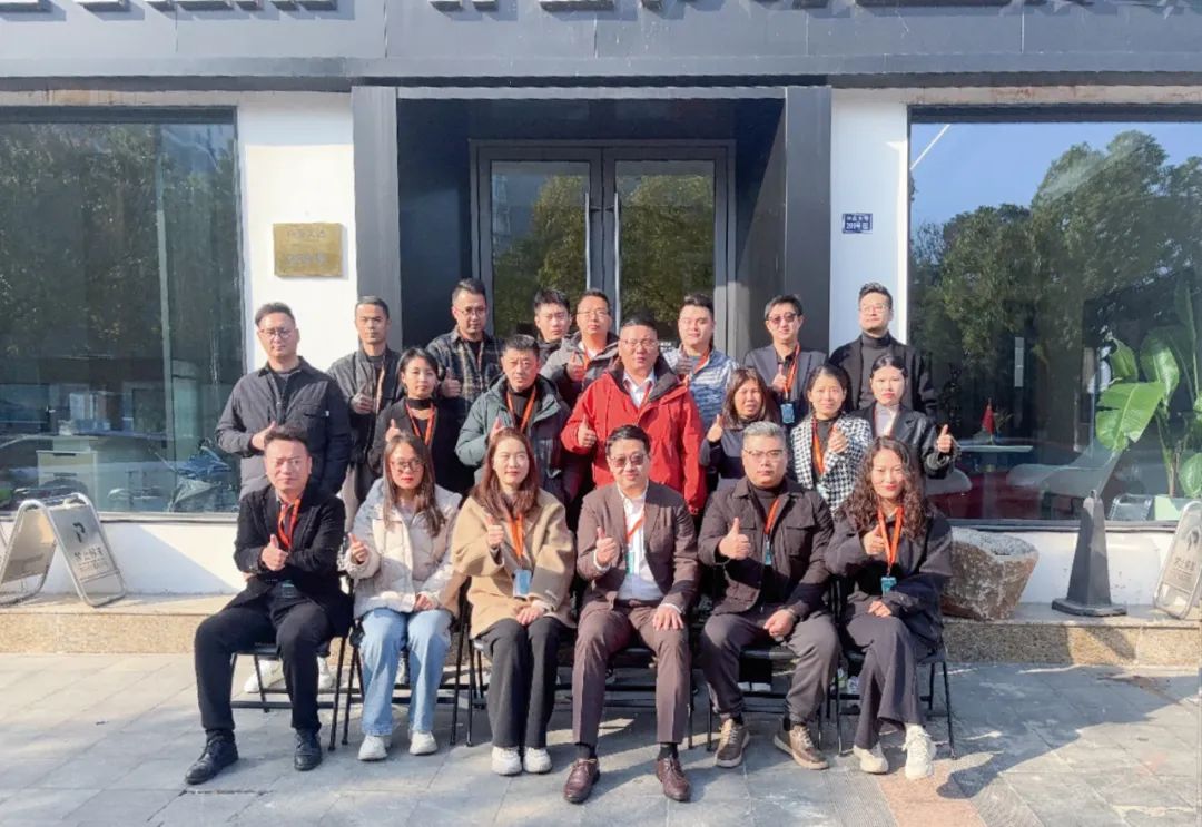 清風裝飾企業集團祝大家元旦快樂，2025鴻運當頭！