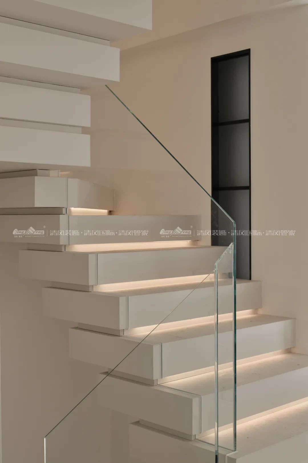 賞·析|289㎡現(xiàn)代極簡別墅,生活與藝術(shù)的碰撞 賞·析|289㎡現(xiàn)代極簡別墅,生活與藝術(shù)的碰撞