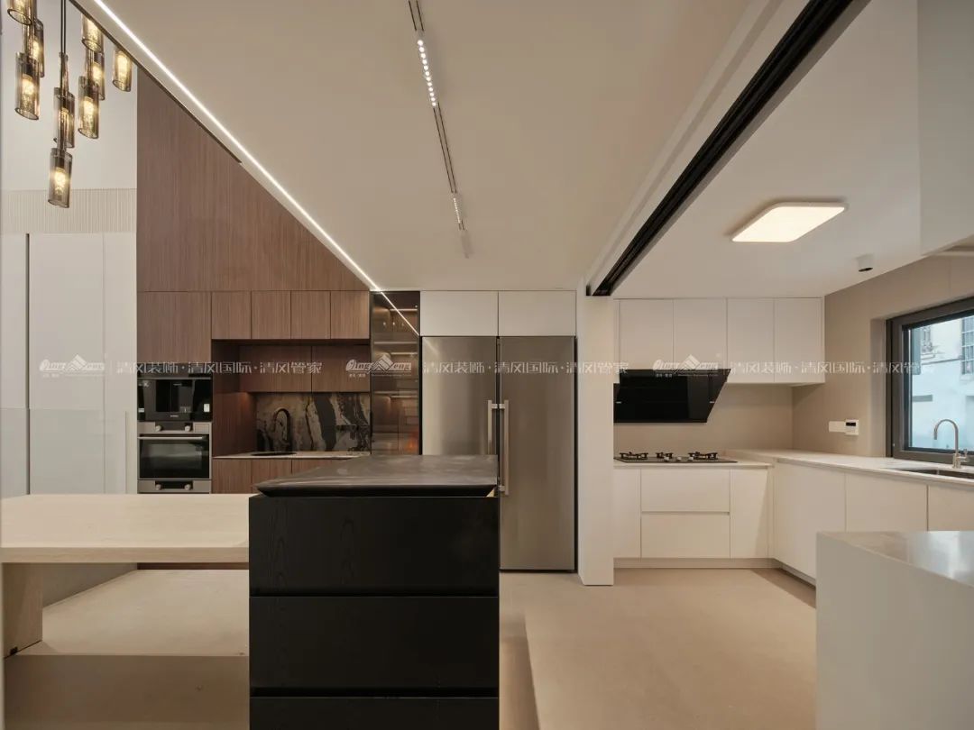 賞·析|289㎡現(xiàn)代極簡別墅,生活與藝術(shù)的碰撞 賞·析|289㎡現(xiàn)代極簡別墅,生活與藝術(shù)的碰撞