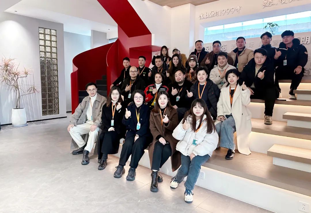 清風裝飾企業集團祝大家元旦快樂，2025鴻運當頭！